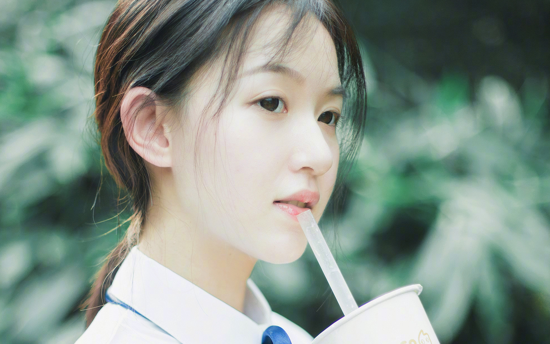 “德甲豪门连续取胜，稳步追击榜首”，德甲豪门足球俱乐部